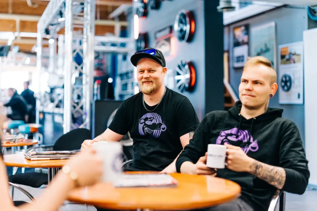 Autotarvikkeen työntekijät pitävät mukavaa kahvitaukoa.