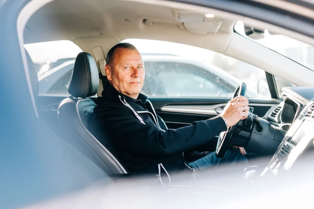 Autotarvikkeen edustaja matkalla asiakkaan varaosatarpeita palvelemaan.